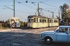 Zug in Richtung Cossebaude in Dresden-Kemnitz Pfaffengrund (3. Oktober 1990)