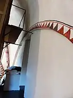 Hinter der Orgel: vermauerter Bogen zum unteren Turmraum