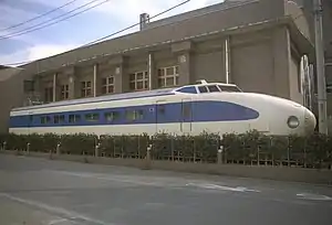 Erhaltener Wagen 951-1 vor dem Hikari Plaza in Kokubunji, Tokio.