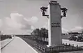 Monument am Kilometer 0,0, dem Beginn der ehemaligen Reichsautobahn München–Salzburg bei Ramersdorf, archiviert im Ida-Seele-Archiv
