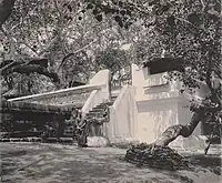 Mönche vor einem Tempel auf Ceylon