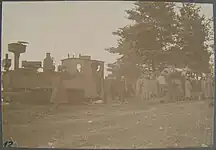 Transport mit einer deut­schen 600-mm-Brigade­lokomotive
