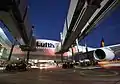 Drei Fluggastbrücken sind an den beiden Passagierdecks eines Airbus A380 der Lufthansa angedockt.