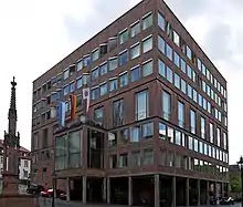 Französische Fenster mit Eisenstab-Geländern an einem repräsentativen Hauptgeschoss (Rathaus Aschaffenburg; Architekt Diez Brandi, 1956–1958)
