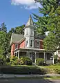 Der Academy Hill Historic District ist Januar 1990 im NRHP eingetragen.