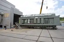 Maschinentransformator mit bahnprofilgängigem Kessel und Anbauteilen (Brückenmittelstück) für Transport im Schnabelwagen