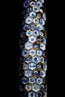 ARURA, 800×111 cm, Porzellan, Kobalt, Glanzgold (Detail)