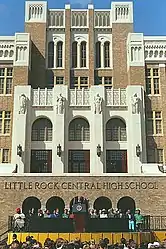 Bill Clinton während einer Rede vor der Little Rock Central High School
