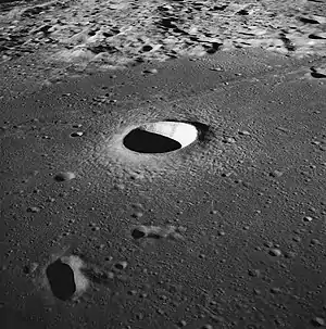Moltke, im Hintergrund Rimae Hypatia (Aufnahme von Apollo 10)