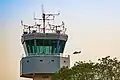 Der Tower der Ramat David Airbase im August 2023, AS 565 Panther Atalef im Vorbeiflug
