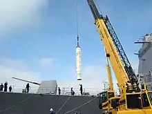 Laden eines Kanisters für vier RIM-162 ESSM in einen VLS-Schacht der USS McCampbell