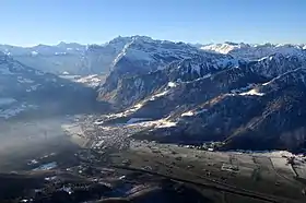 Glarus Nord, Luftaufnahme in Richtung Süden; unten im Bild der Linthkanal