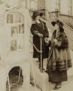 Suffragette in ausgelassenem Bibermantel (um 1923)