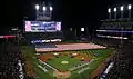 Eine große US-Flagge auf dem Spielfeld vor Spiel 1 der World Series 2016 gegen die Chicago Cubs. Die Cubs gewannen die Serie mit 4:3 und holten nach 108 Jahren wieder die World Series.