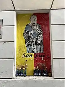 Ein Graffito zu Ehren Jose Mourinhos mit dem Conference League Pokal, den er 2022 für den AS Rom gewann