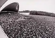 Eine antisowjetische Kundgebung im Vingis-Park mit etwa 250.000 Menschen im Jahr 1988. Die Säulen von Gediminas hängen über der Bühne.