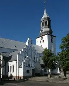 Querschiff mit Treppengiebel und vorgesetztem Portal
