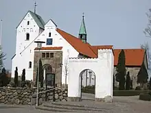 Die Kirche in Aars, in der sich ein Runenstein befindet