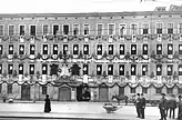 Lagerhaus R.-Wagner-Str., zum Turnfest geschmückt mit Fellen, Fellbündeln und -tafeln, 1913