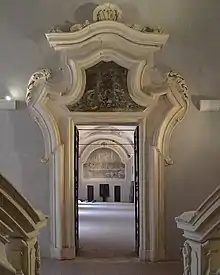 Supraporte mit Gemälde und reich gerahmtem Barockstuck (Abtei Santo Spirito al Morrone)