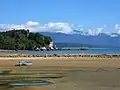 Das Abel Tasman Monument – aufgenommen vom Strand der Ligar Bay
