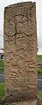 Symbole und Jagdszene auf der Rückseite des Cross-Slab an der Straße