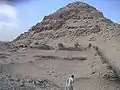 Blick über die Ruinen des Totentempels zur Pyramide