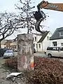 Abriss einer Litfaßsäule 2020 in Elmshorn. Korpus aus Betonringen.