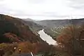 Der Kröver Burgberg mit Abschnittswall links der  Mosel von Montroyal aus gesehen.