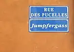 Zweisprachige Straßenschilder in Straßburg; die historische deutsche Bezeichnung lautet Jungferngasse.