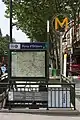 Einer der sechs Zugänge, markiert durch ein gelbes „M“ in einem Doppelkreis
