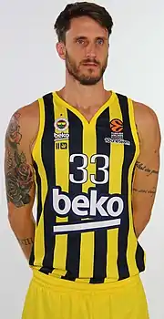 Polonara 2021 im Trikot von Fenerbahçe
