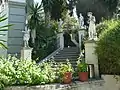 Treppe zum Garten mit vier Statuen olympischer Götter: Aphrodite, Hermes, Apollon, Artemis (von links)