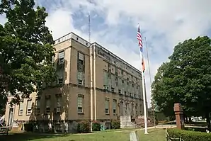Das Adair County Courthouse in Stilwell, seit 1984 im NRHP gelistet
