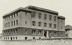 Das Adams County Courthouse (um 1930) ist einer von drei Einträgen des Countys im National Register of Historic Places