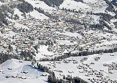 Adelboden im Winter vom Chuenisbärgli aus gesehen