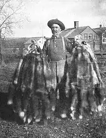 Trapper mit Fuchsfellen (USA, 1906)