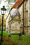 Die Duvekapelle am Kreuzkirchhof, 1655 als Erbbegräbnis für den Kaufmann und Ratsherrn Johann Duve erbaut; im Vordergrund Grabsteine, an der Wand der Kreuzkirche die Stadttafel Nummer "2"
