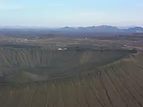 Blick vom Tuffring Hverfjall am Mývatn auf verschiedene weitere Vulkantypen: die Kraterreihe der Lúdentsborgir, einen Palagonitrücken und einen Tafelvulkan; in der Ferne links sieht man auf ein weiteres Vulkansystem: die Dyngjufjöll mit der Askja