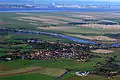Blick über die Elbmarsch und Neuhaus an der Ostemündung. Start/Ziel des Oste-Radweges am linken Bildrand beim Ostesperrwerk.