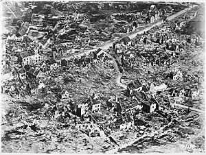 Luftaufnahme der zerstörten Stadt Vaux1918