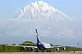 Iljuschin Il-96 der Aeroflot vor Vulkan Korjakskaja Sopka (2011)
