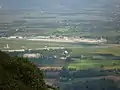 Blick von Westen auf das Terminal, im Vordergrund der militärische Teil