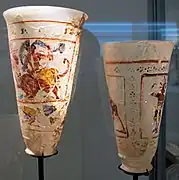 Zwei bemalte Glasbecher, links mit Darstellung der Europa, rechts mit einem römischen Gladiator