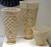 Glasbecher mit Facettenschliffdekor in Honigwabenform