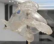 Fischförmiges Fläschchen aus entfärbtem Glas, die Augen aus blauem Glas aufgesetzt
