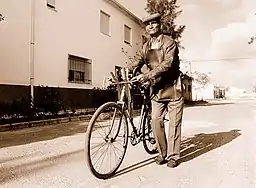 „Afilador“ mit um­gebau­tem „Scheren­schleifer-Fahrrad“ in Spanien, 20. Jh.