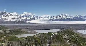 Im Vordergrund der Libbey-Gletscher und die Agassiz-Seen; im Hintergrund der Agassiz-Gletscher (weiß gefärbt)