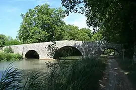 Brücke mit drei Bögen über den Kanal bei Saint Joseph / Agde
