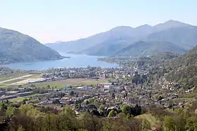 Bioggio, dahinter Agno und Luganersee im Hintergrund